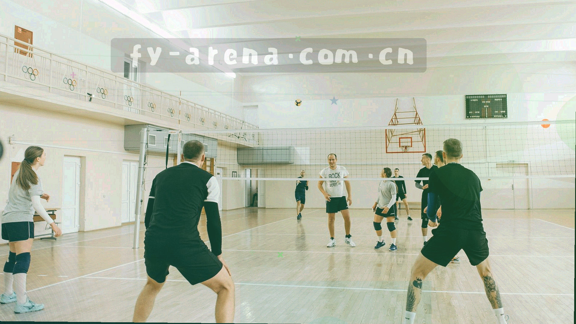 夜场灯光下的球员剪影与雷达同心圆纹理叠加的抽象赛场画面